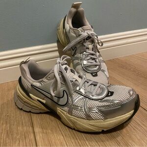 Nike Light Gray Silver Sneakers V2K size W8.5/M7
